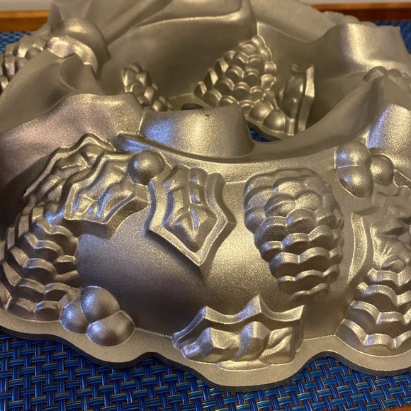 Nordic Ware Holiday Wreath Pan, like new, cast aluminum, lifetime warranty - Picture 5 of 6